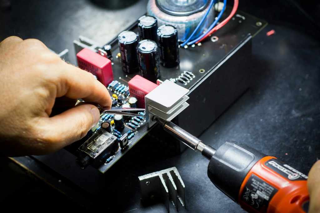Técnico em campo realizando manutenção